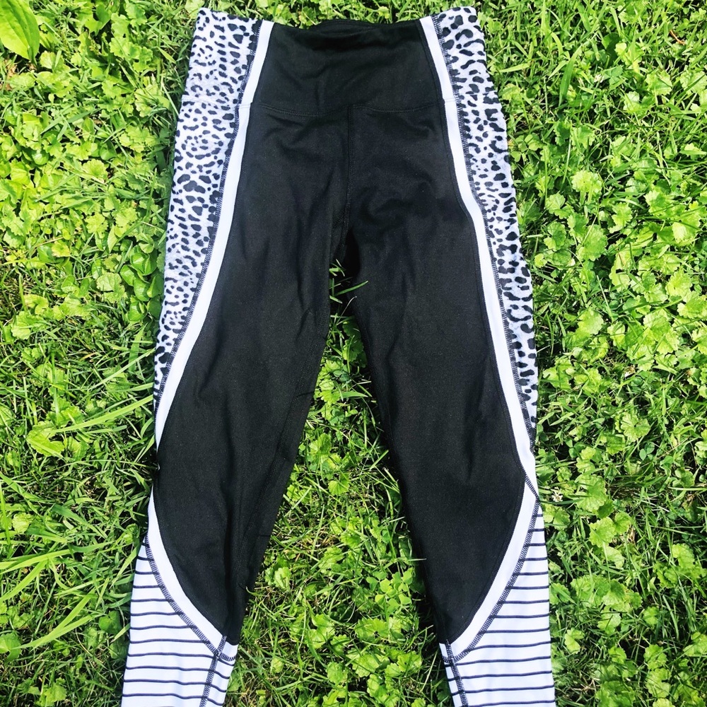 ๐ฆ NWT Betsey Johnson ๐ Workout Tights - Picture 1 of 1